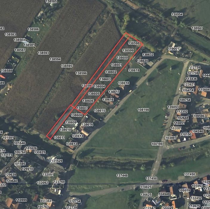 Vând Teren cu Front Stradal în Cartierul Tineretului