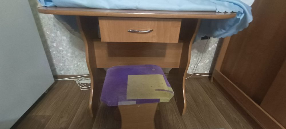 Продам кухонный стол и 4 стула