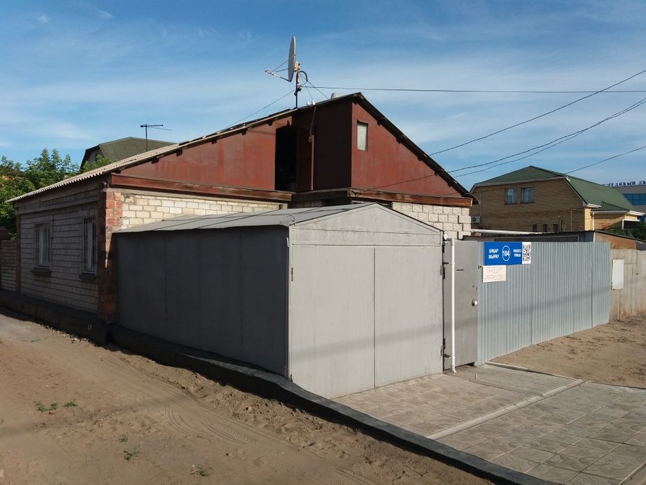 Продам в центре частный дом с огородом и гаражом.