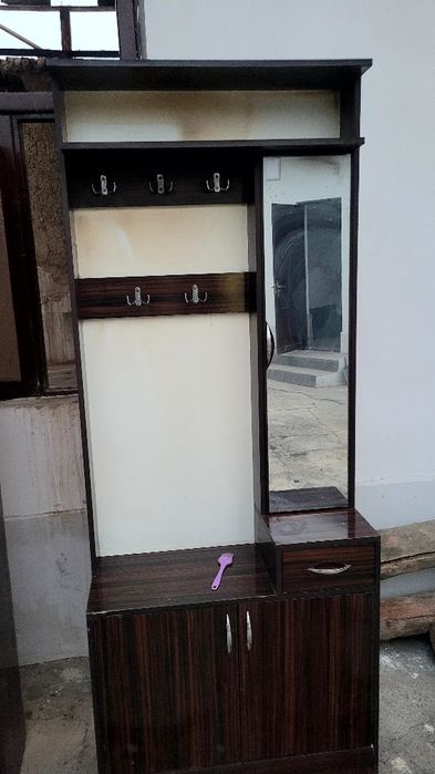 Mebil shkaf oynasi bilan