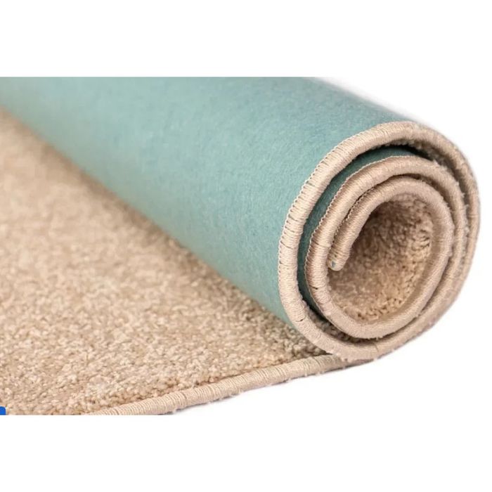 Продаётся метражный ковёр ,бежевого цвета .80 квадратных метров