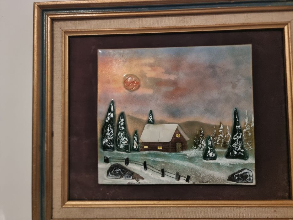 Tablou ceramic emailat, datat 1934, scenă de iarnă cu cabană