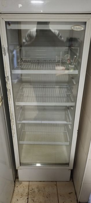 Продам витринный холодильник бирюса