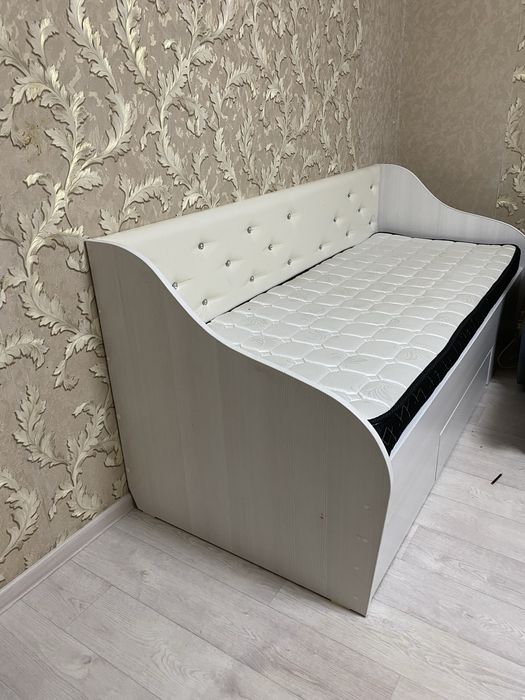 Кровать с боковой спинкой