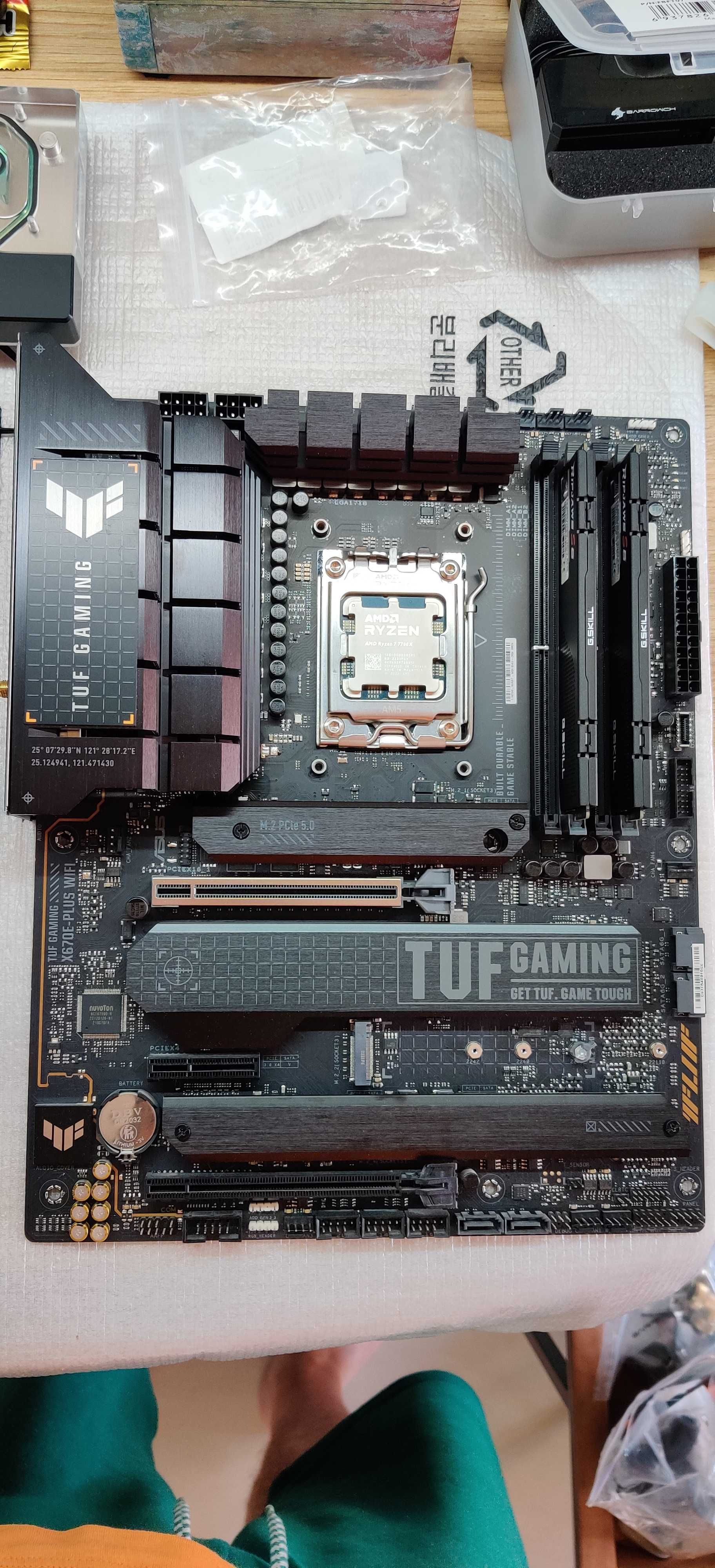 ASUS TUF X670E PLUS WIFI + Ryzen 7700X + 32GB DDR5 6000 CL30