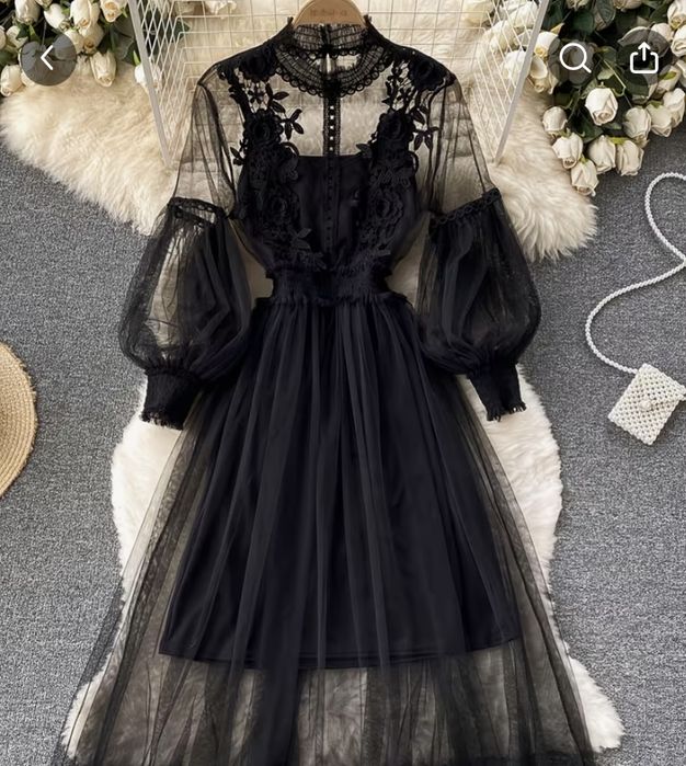 Красива черна рокля за слабо момиче .