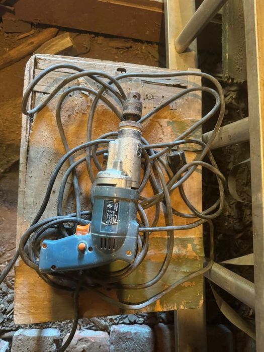 Стара ударна бормашина елтос с гумиран кабел