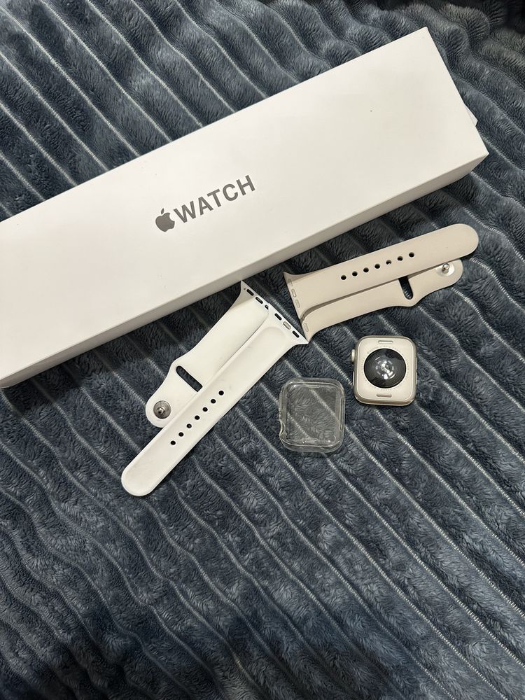 Смарт-часы Apple Watch SE 2 Gen (2022) 40 мм starlight-бежевый и белый