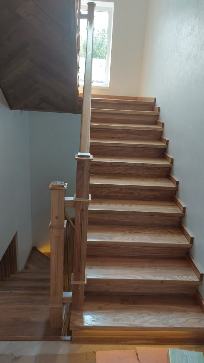 Изготовление лестниц и монтаж деревянных лестниц. Установка  дверей.