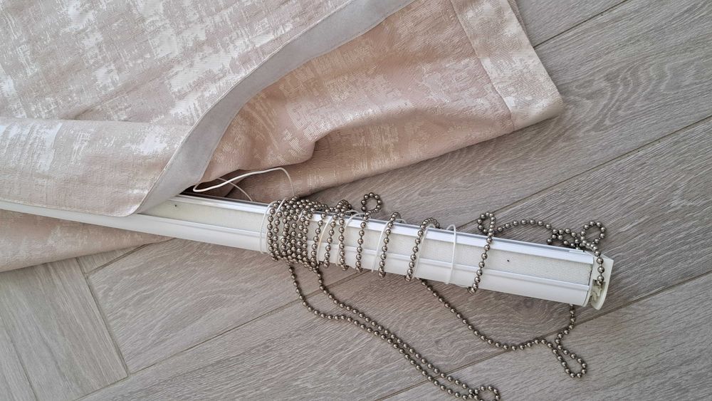 Draperie tip romana, material textil matasos – stare buna