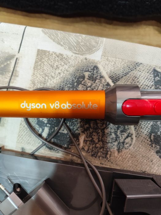 Dyson V8 +зарядно със стойка