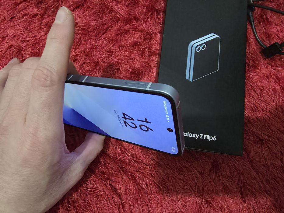 -Samsung Z Flip 6, Nou, Nefolosit, 256Gb, 12Ram, 152 cicluri incarcare