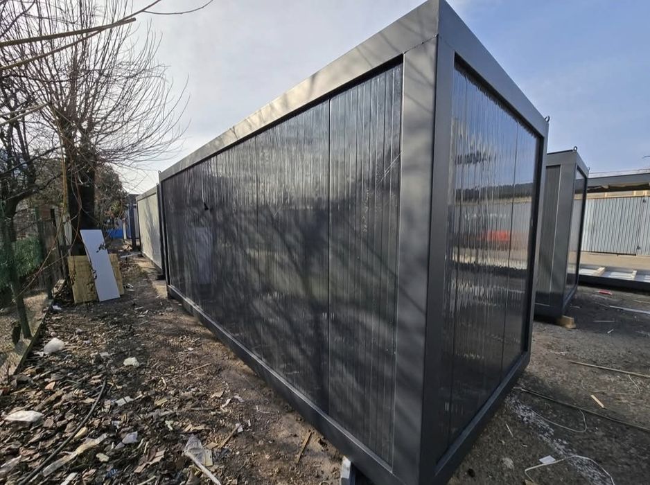 Vand containere pe structura metalica