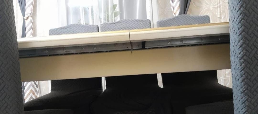 Продам  стол и 6 стулья комплект