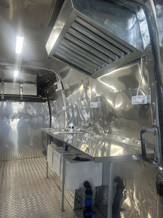 Изрботвам Каравани и търговски фургони за бързо хранене