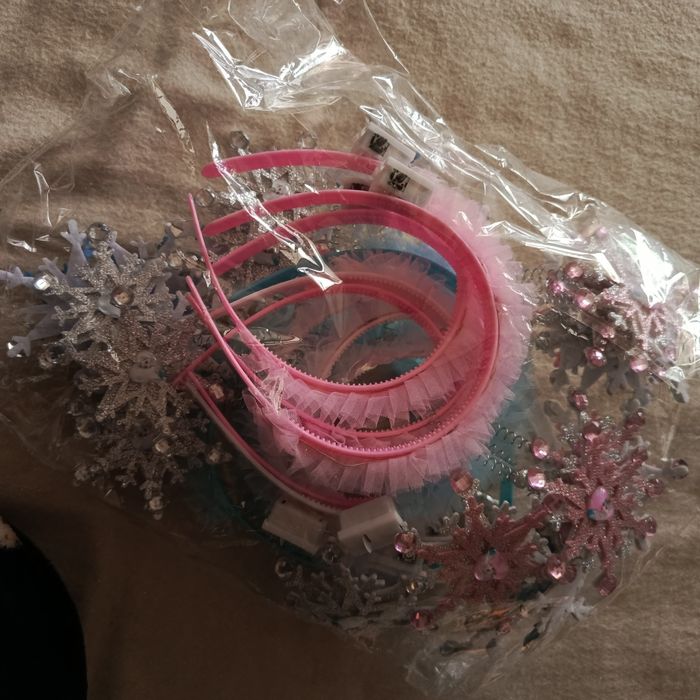 Yangi yilga korona, obodok labubu, kiyik, qor parchali.