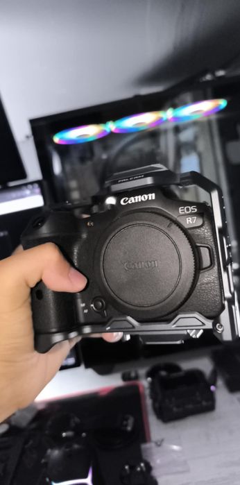 Canon R7 + кейдж + карта 64GB + батерия