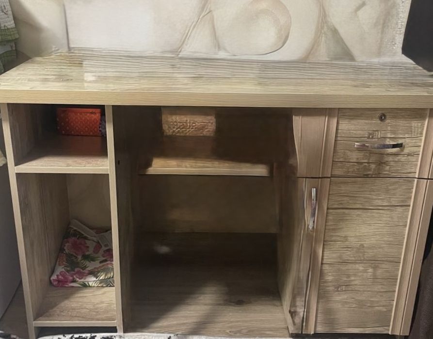 Компьютерный-письменный стол.