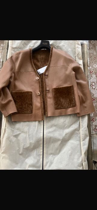 Vând Haină din blană de miel reversibilă