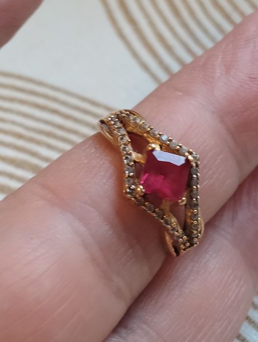 Inel  lucrat din aur 14 ct rubin artificial
