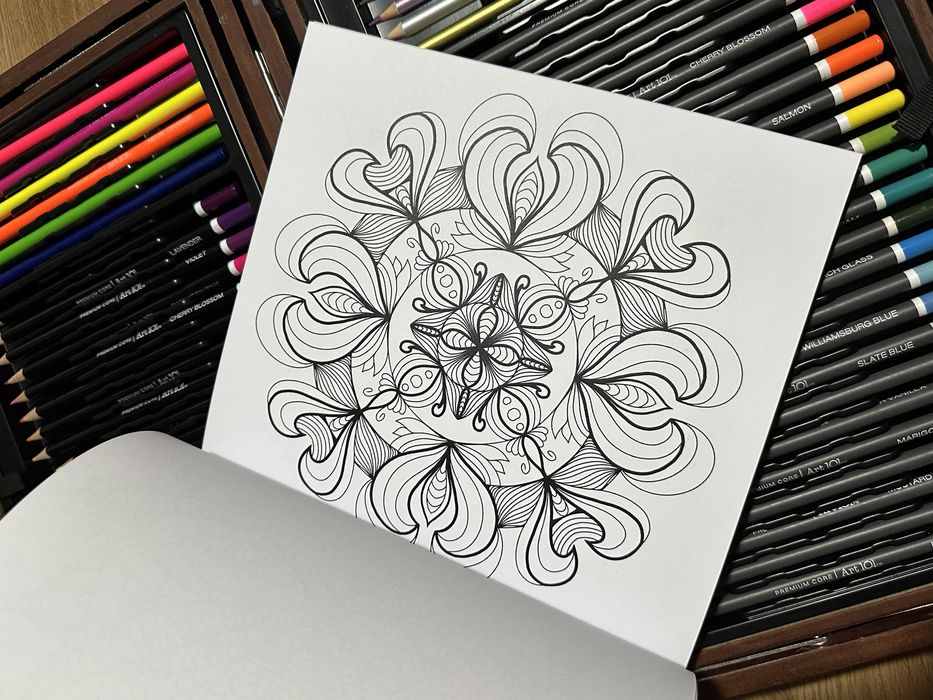 Carte de colorat mandala