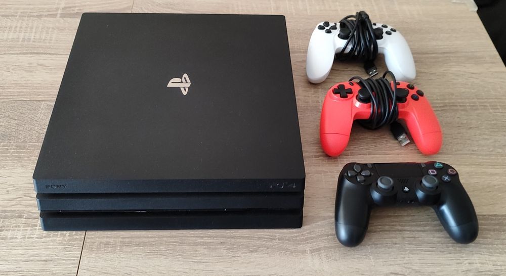 Playstation 4 Pro + 3 джойстика и игри