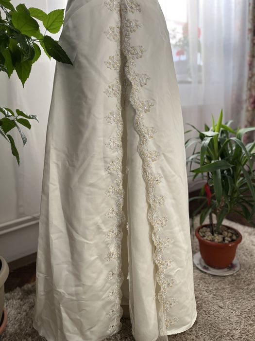 Rochie de mireasa purtata odata. Aplicatii cusute manual