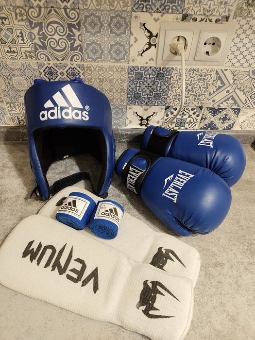 Продаются боксерские перчатки и шлем