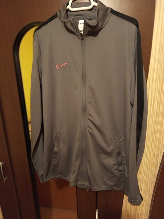 Vând trening bărbați nouu