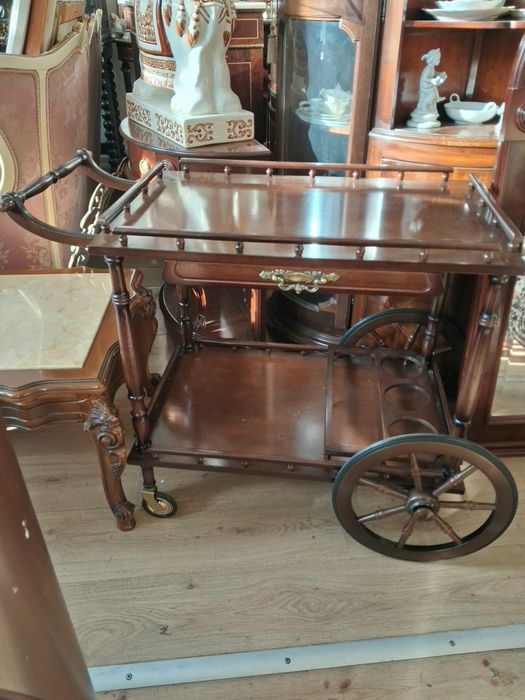 Сервизна количка