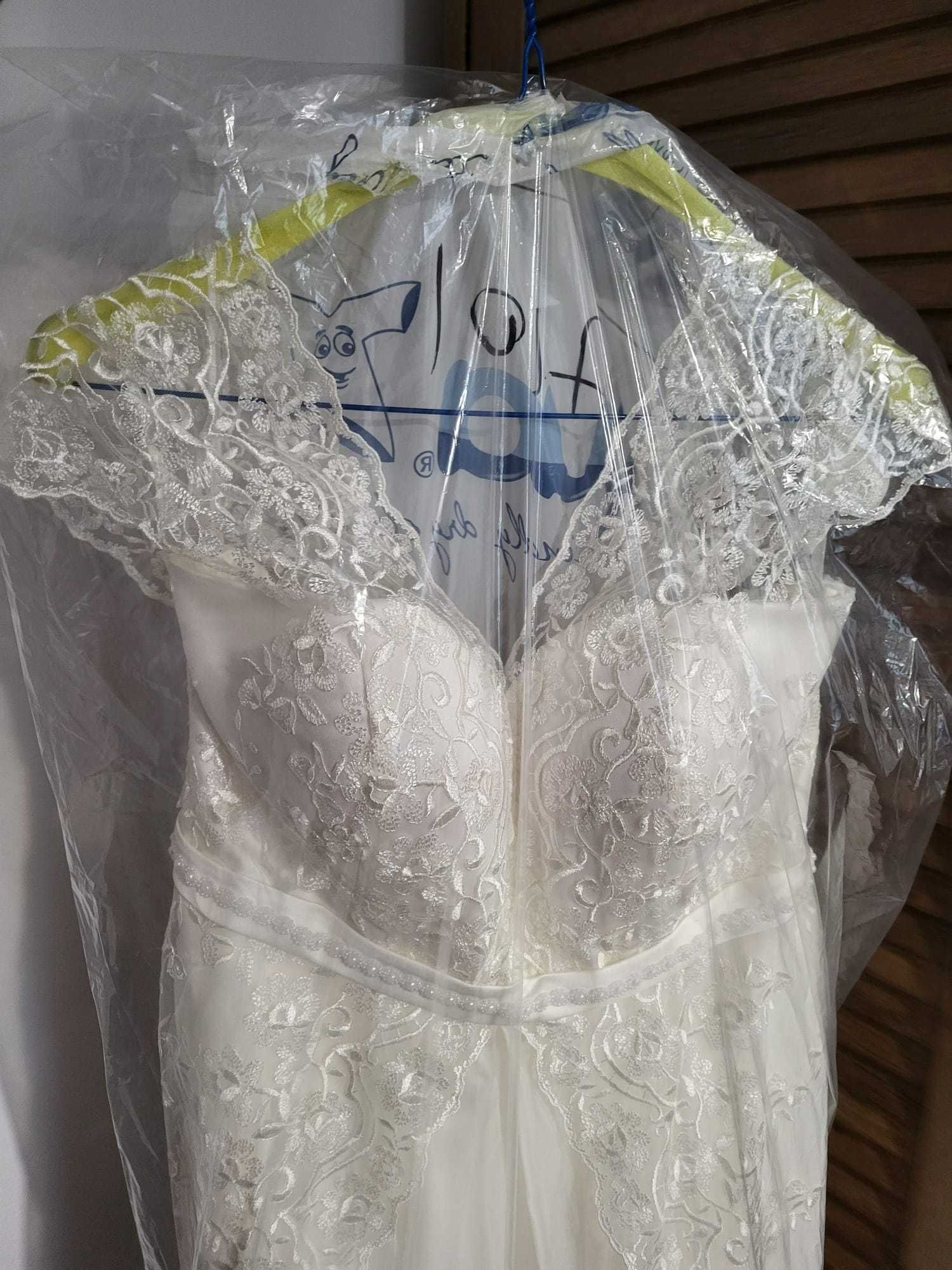 Vand rochie de mireasa din dantela - marimea L - 550 RON