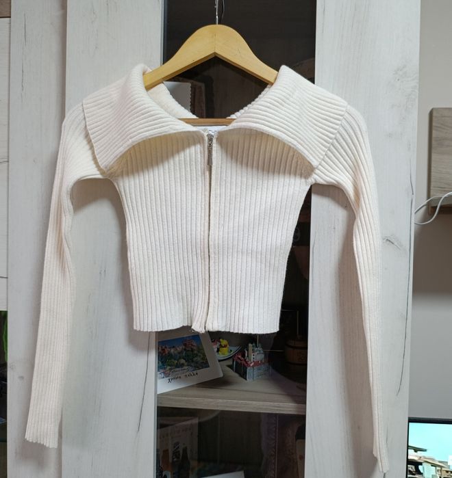 Къса блуза с яка и дълъг ръкав Bershka - S размер