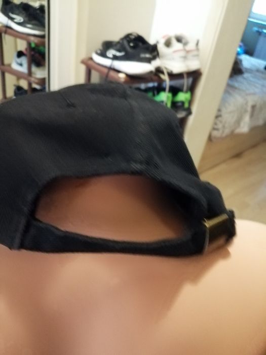 Продавам две шапки