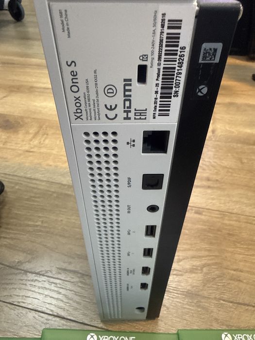 Xbox One S 1tb 1681  Перфектен!