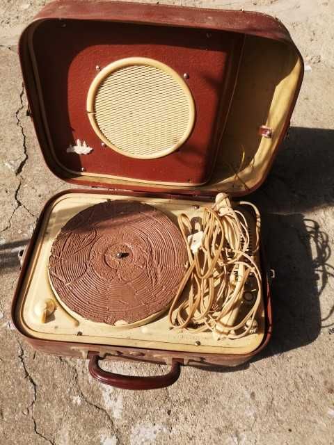 Стар прашен грамофон