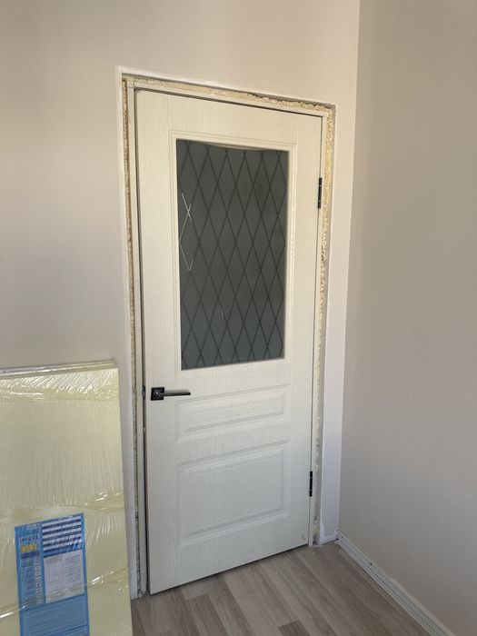 Бу двери 2 шуки со стеклянной вставкой и 3 штуки без стекла в хорошем