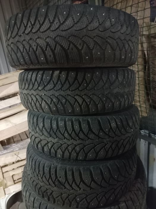 Продаётся колесо зимние в комплект в месте с диски