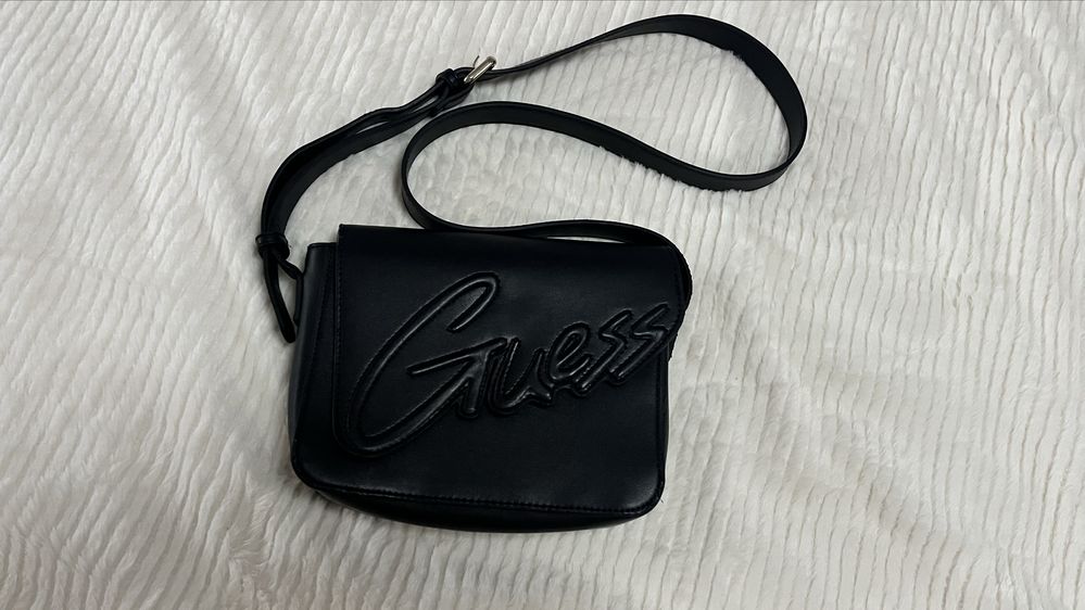 Черна чанта guess girl