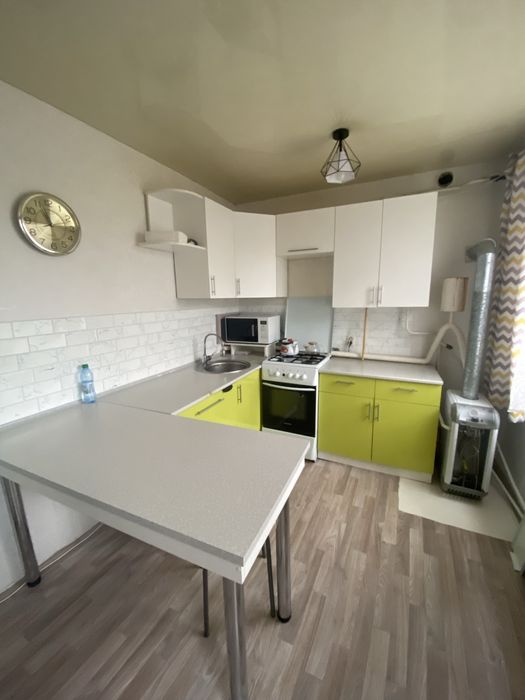 Продам кухню угловую и газовую плиту