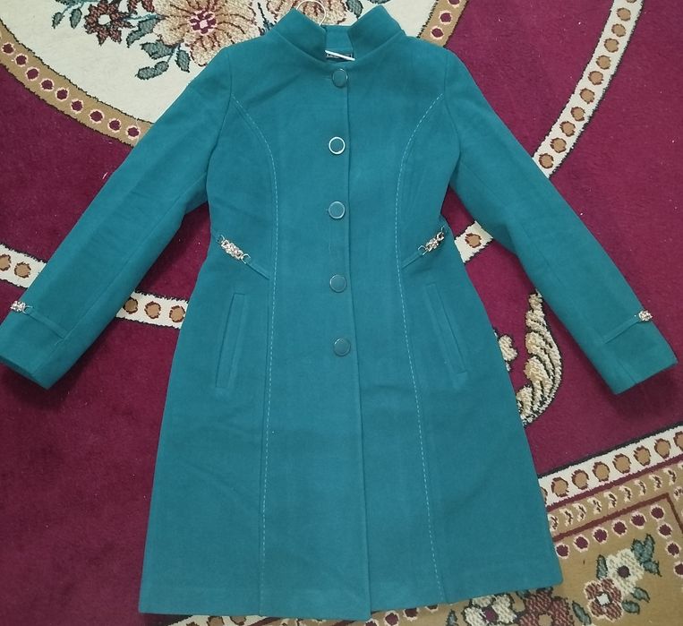 Palto satiladi 48 razmerde