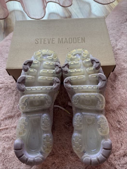 Маратонки  “Nike”.