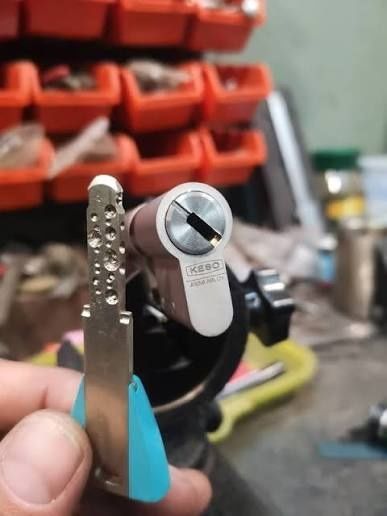 Вскрытие замков / открыть автомобиль, квартиру, сейф