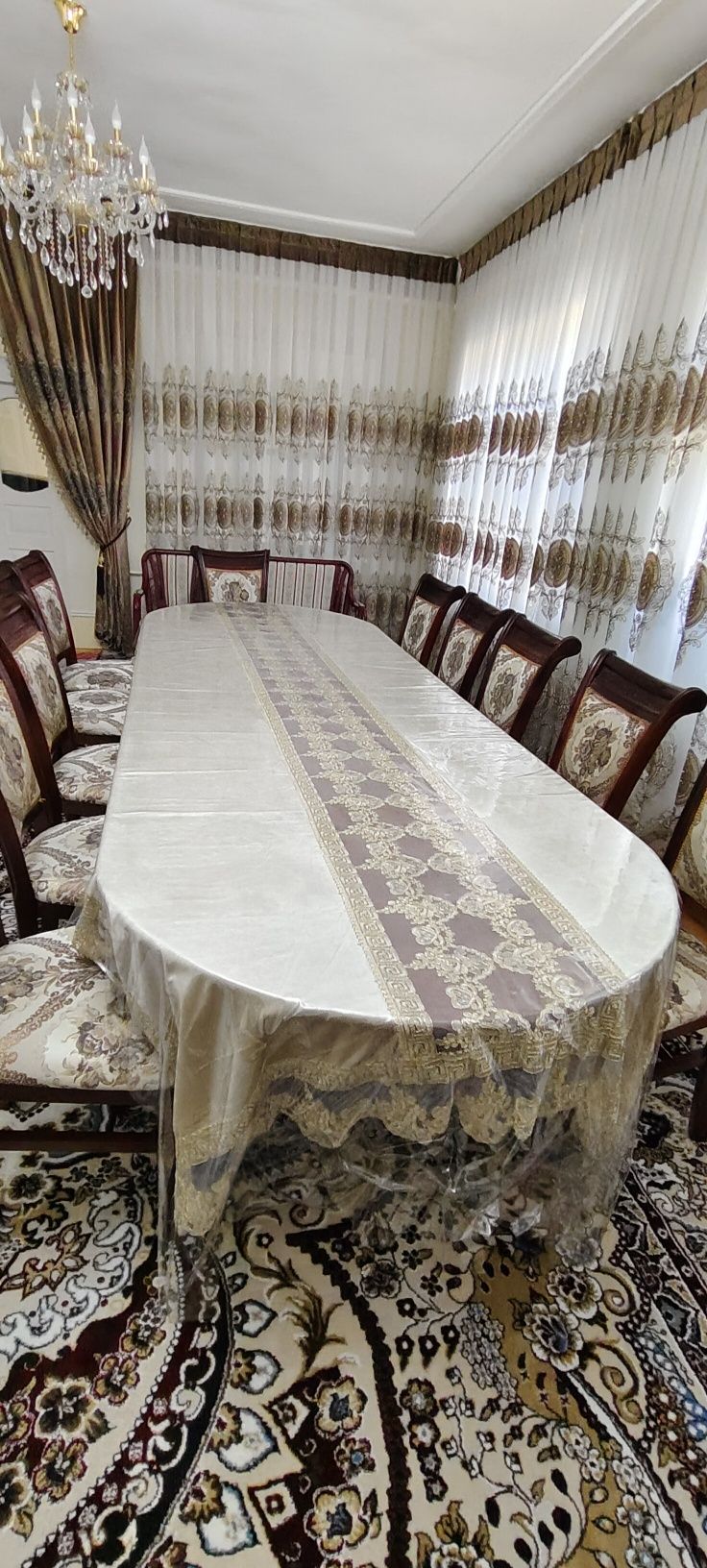 Продаётся комплект стол и стульев на 12 персон.