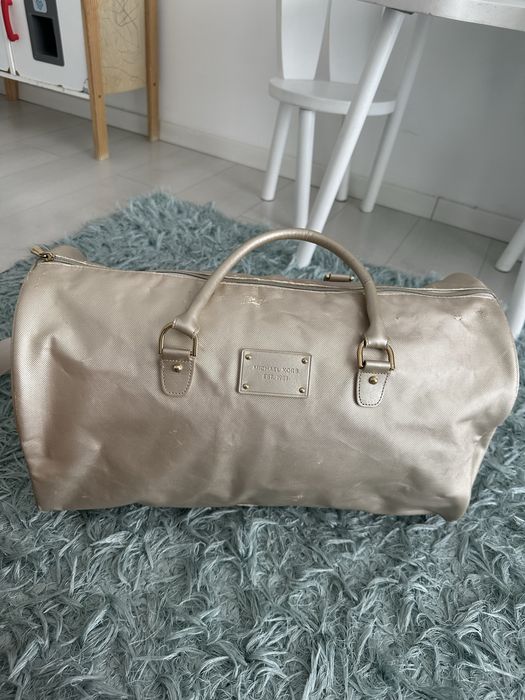 Geanta de voiaj sau sala Michael Kors.