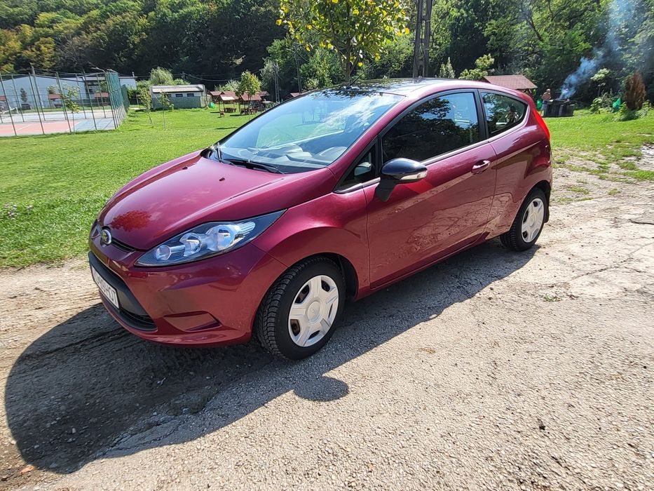 Ford,hot magenta,două uși,ideal pentru o tânără șoferiță