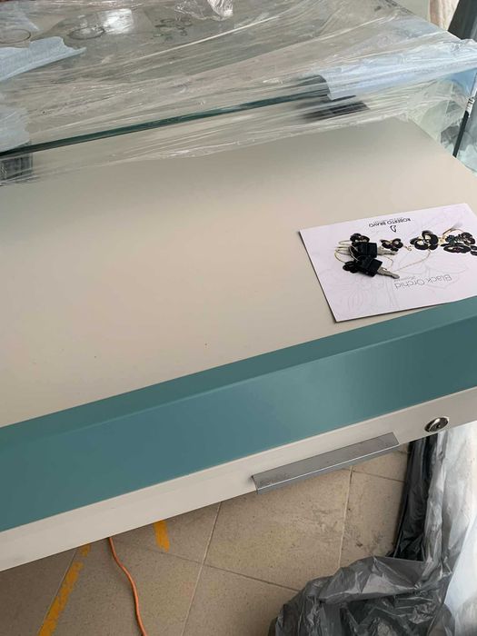 ЛУКСОЗНА ВИТРИНА italy 2 броя на цена 300 лева цена