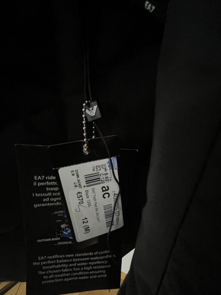 Продавам Яке Armani чисто ново