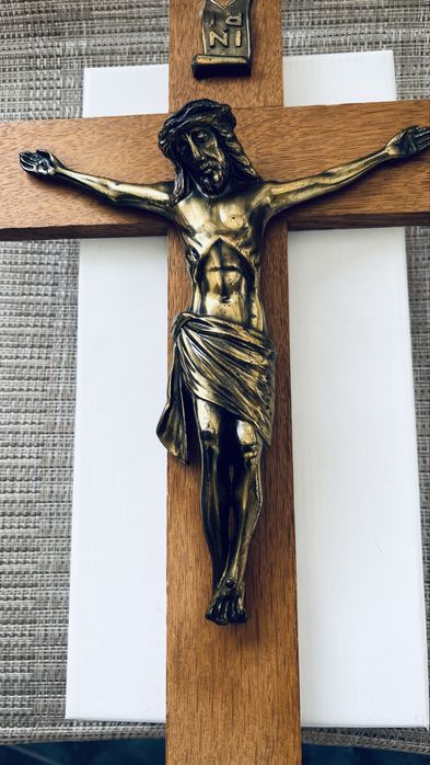 Дървен кръст с бронзова фигура Разпятие Христово