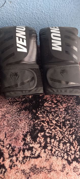 Mănuși de box aproape noi