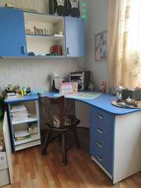 Письменный стол сине-белого цвета (угловой)